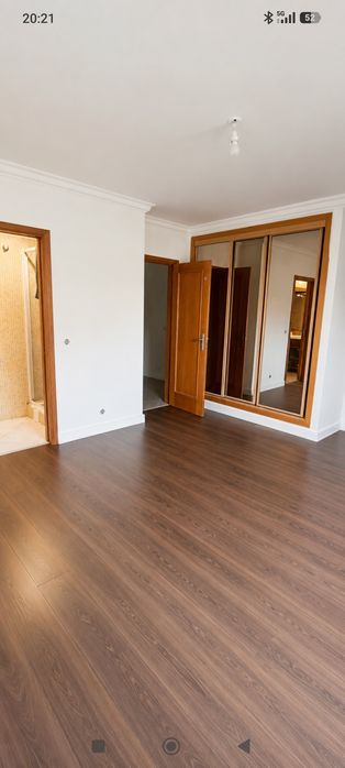 Alugo T5 Duplex com 3 WCS 5 quartos e parqueamento