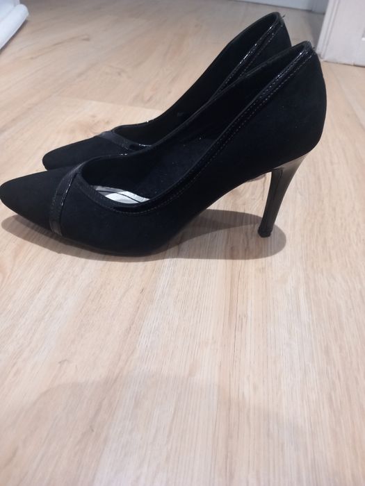 Sapatos novos pretos