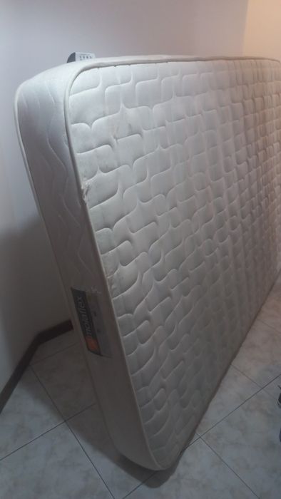 Cama de casal em madeira