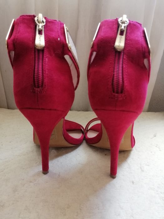 Sandálias de senhora usadas apenas uma vez