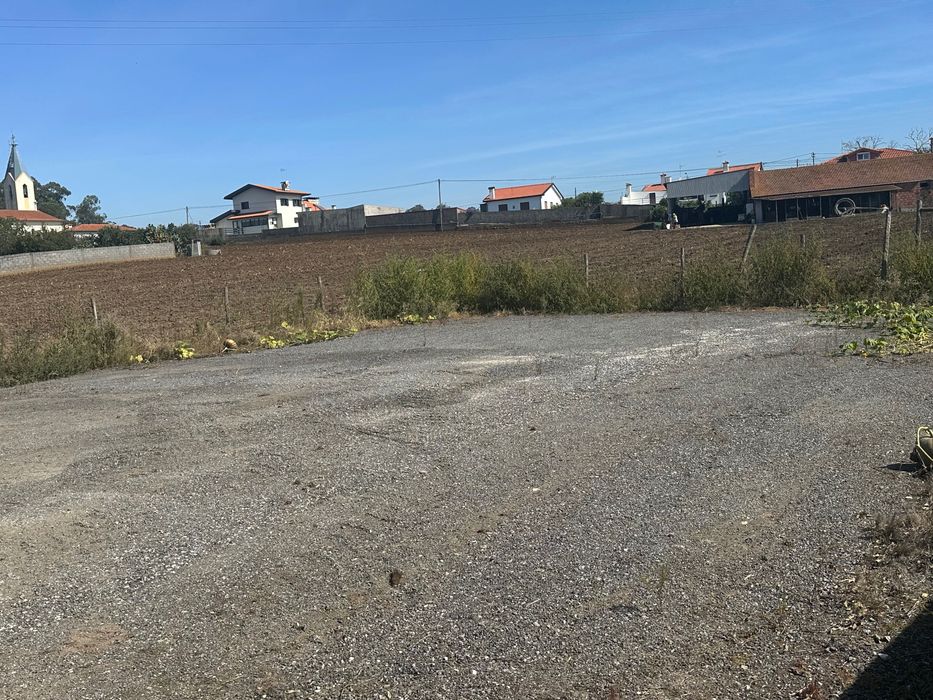 Aluga-se Estaleiro/ Terreno/ Espaço