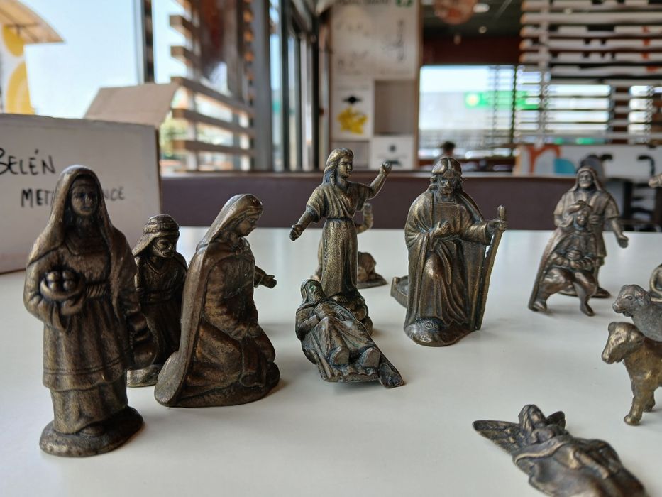 Presépio antigo em metal – conjunto de figuras vintage