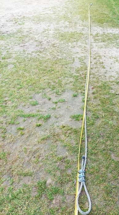 Długa zarobiona lina stalowa.