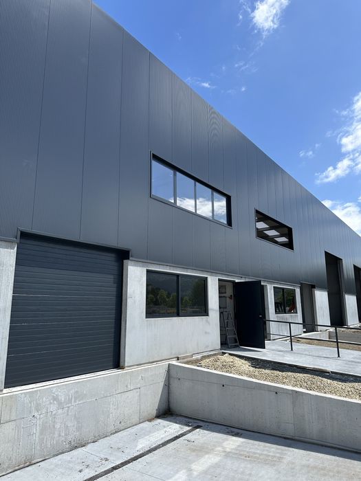 Pavilhões Industriais com 800m2 e 400m2