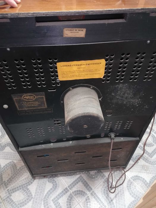 Antiga televisão móvel com rádio Alemã