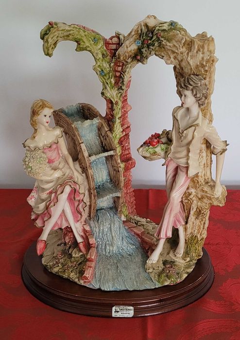 Vendemos uma estátua em porcelana decorativa com 2 figuras