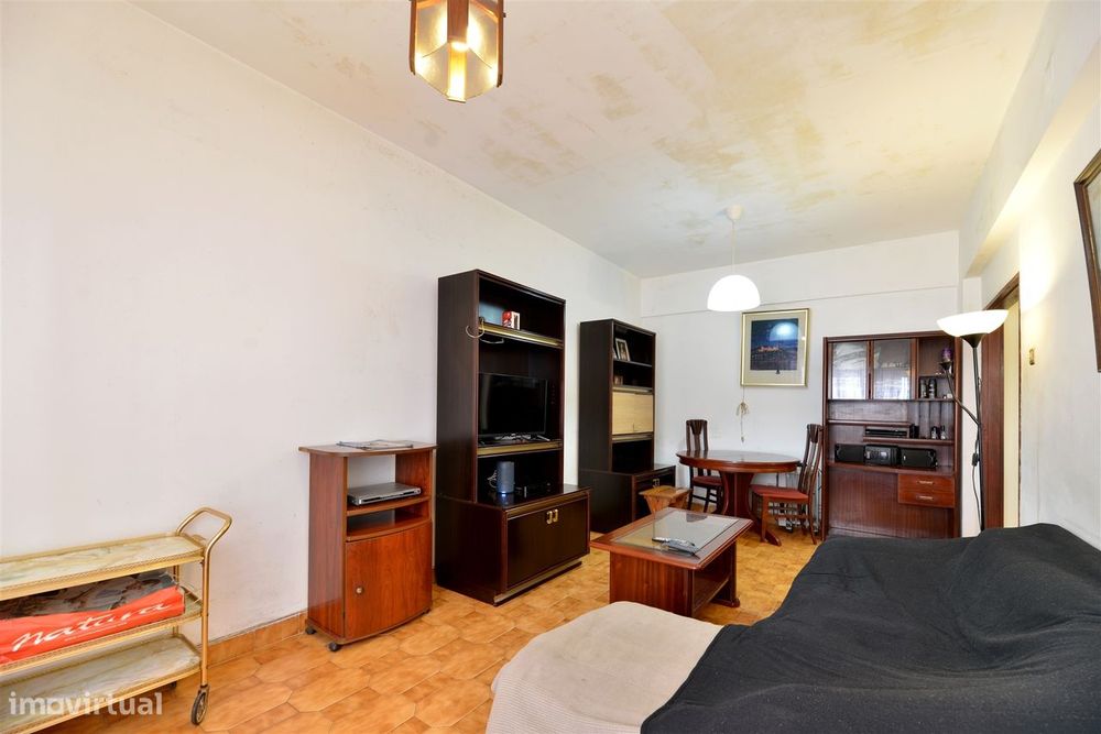 Apartamento T2 para remodelar em Porto Salvo, Oeiras