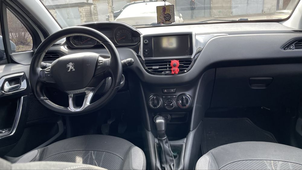 Peugeot 208 2013 | 1.2 бензин | механика