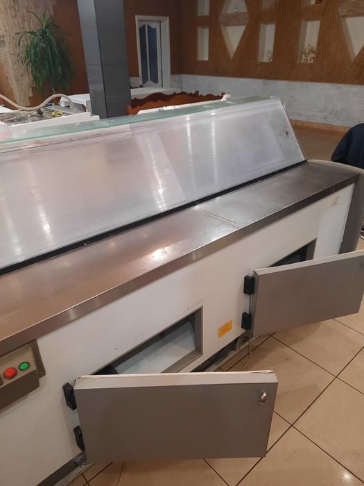 Продам холодильну вітрину