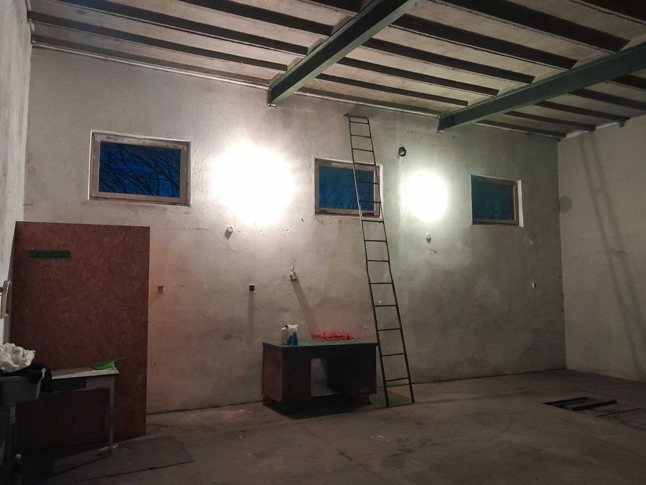 Wynajmę wysoki garaż na 2 auta z miejscami  parkingowymi