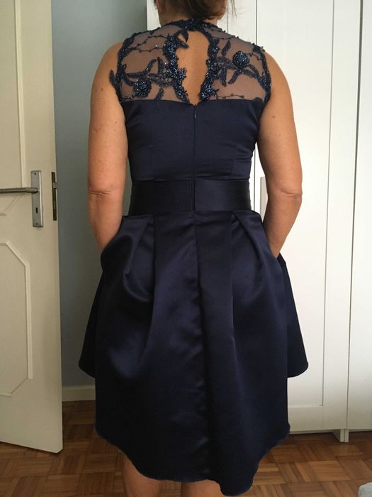 Vestido de cerimónia azul de seda e renda de qualidade.