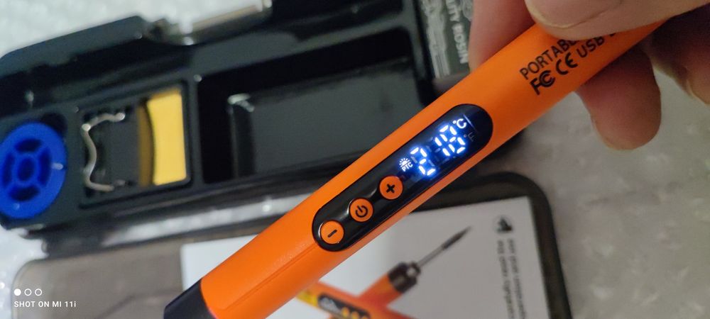 Nowa lutownica USB-C z akumulatorem i wyświetlaczem.