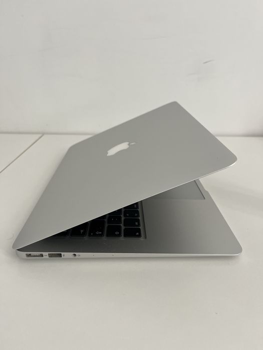 MacBook Air Apple