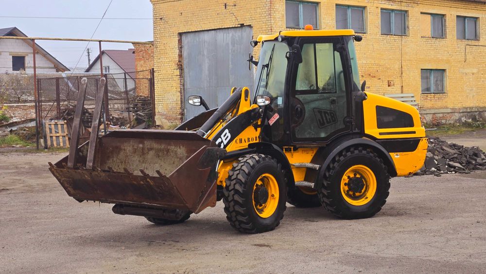 Фронтальний навантажувач jcb
