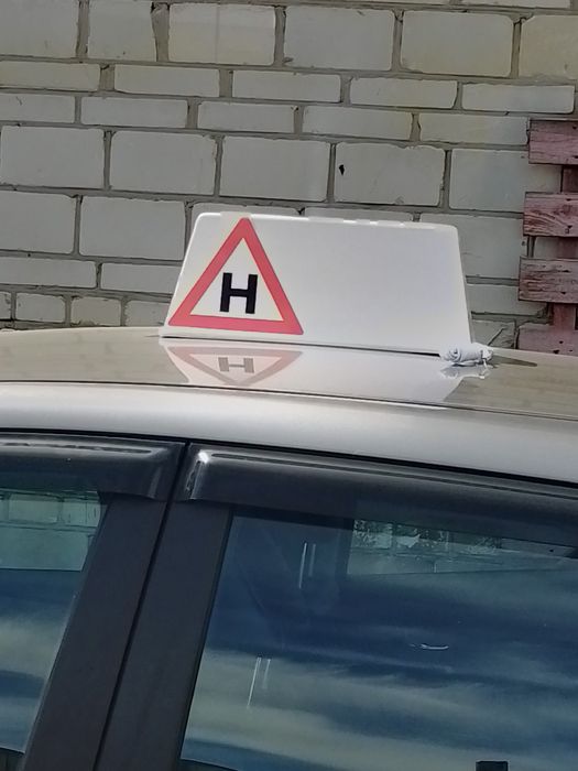 Знак “Н" на навчальний автомобіль на магнитах.