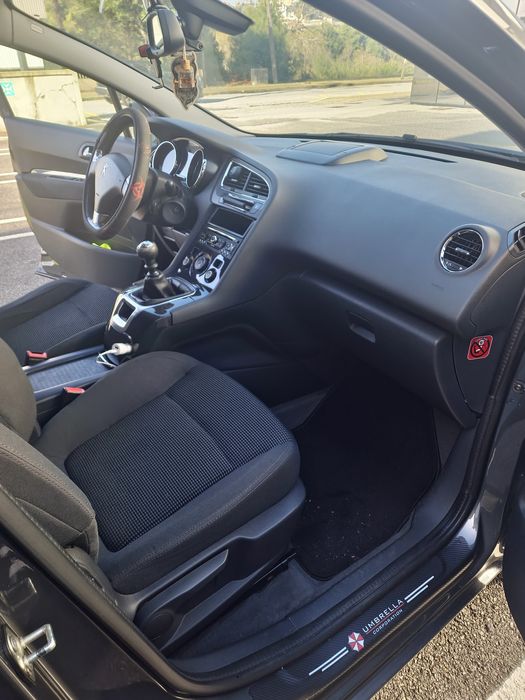 Carrinha de 7 lugares Peugeot 5008 1.6 Blue HDI Style