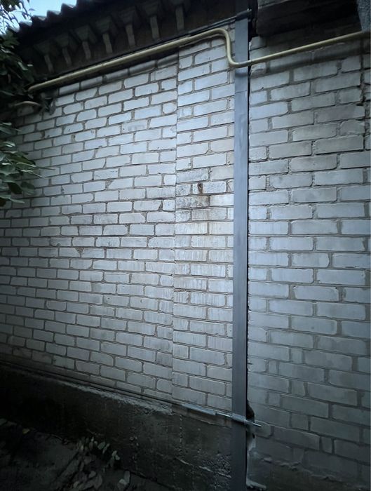 Стяжка будинку арматурою та металевими кутиками. Посилення стін