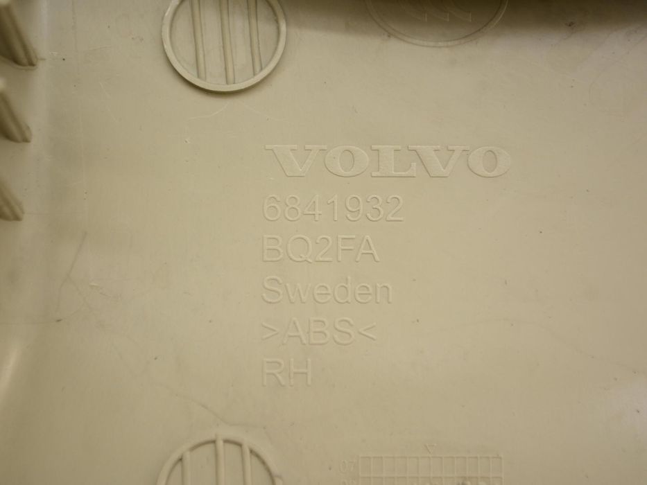 Накладка середньої стійки нижня права VOLVO XC60 2008-2013 (39818027)