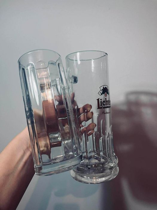 Dwa piękne szklane kufle kufel na alkohol na napoje