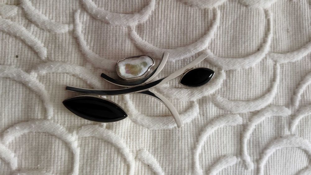 Pendente em prata, onix e madrepérola