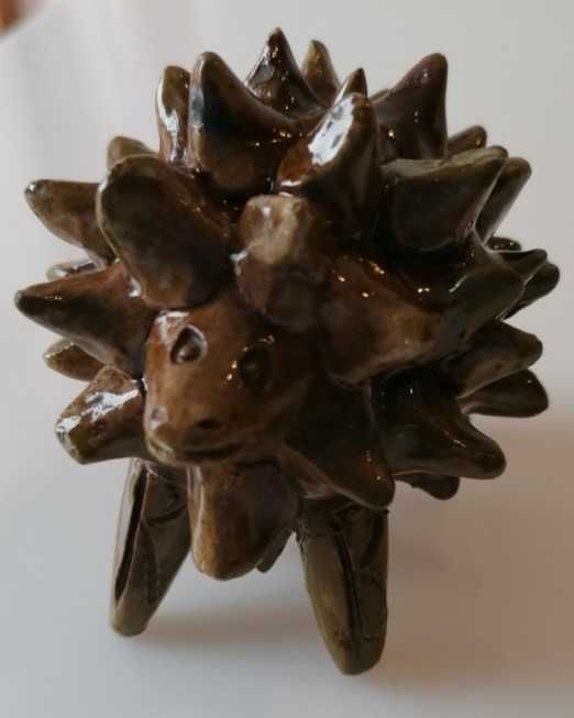 Escultura de ouriço cacheiro, de Rosa Ramalho