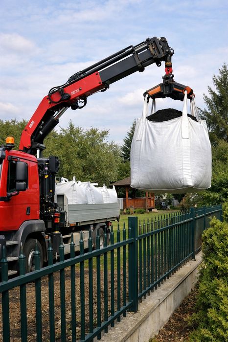 Ziemia w big bagu z transportem hds