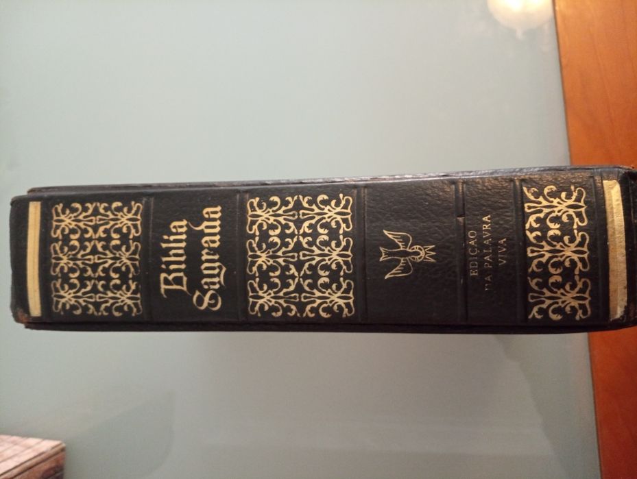 Biblia Sagrada -  Edição de Luxo	Com aplicações de ouro - Edição da Palavra Viva	-Em bom estado
