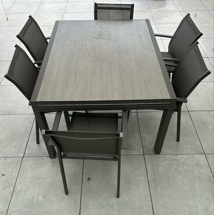 Mesa de jantar e cadeiras de exterior