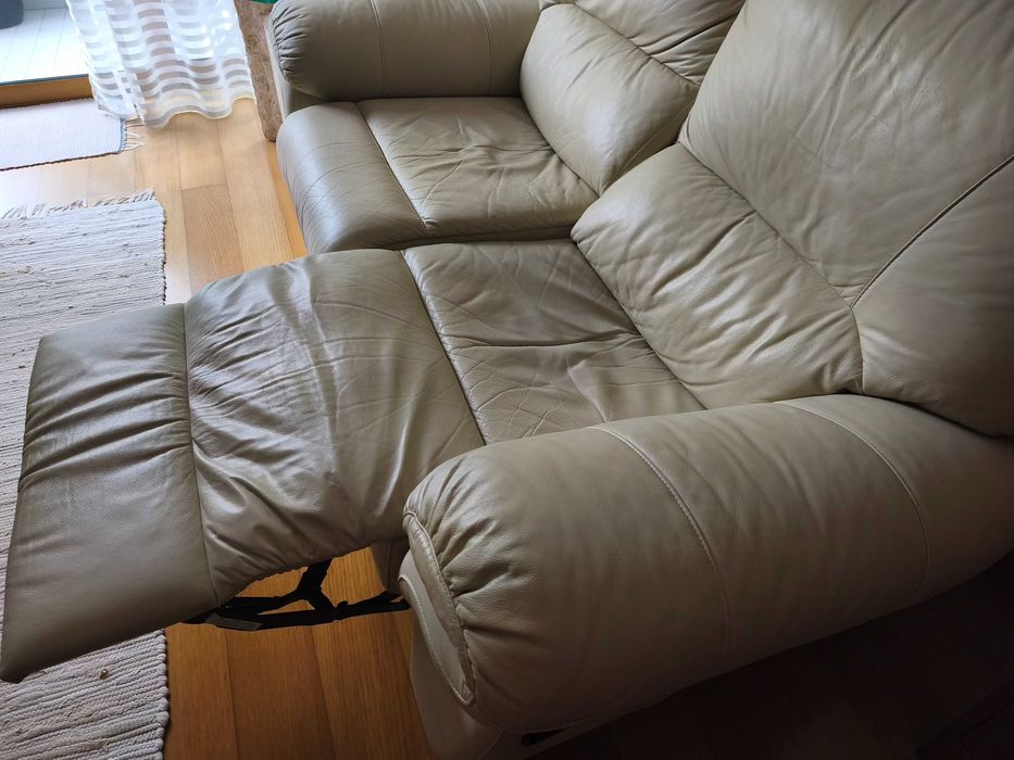 Sofá em bom estado. Disponível em Oeiras. 150,00 €