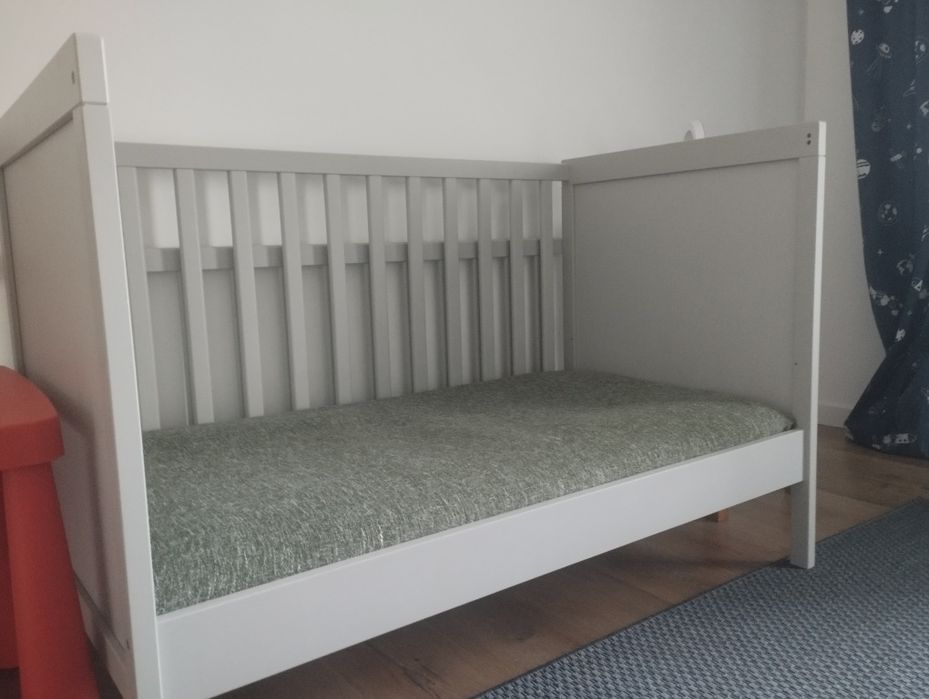 Berço (cama) de cor cinza (Marca IKEA)