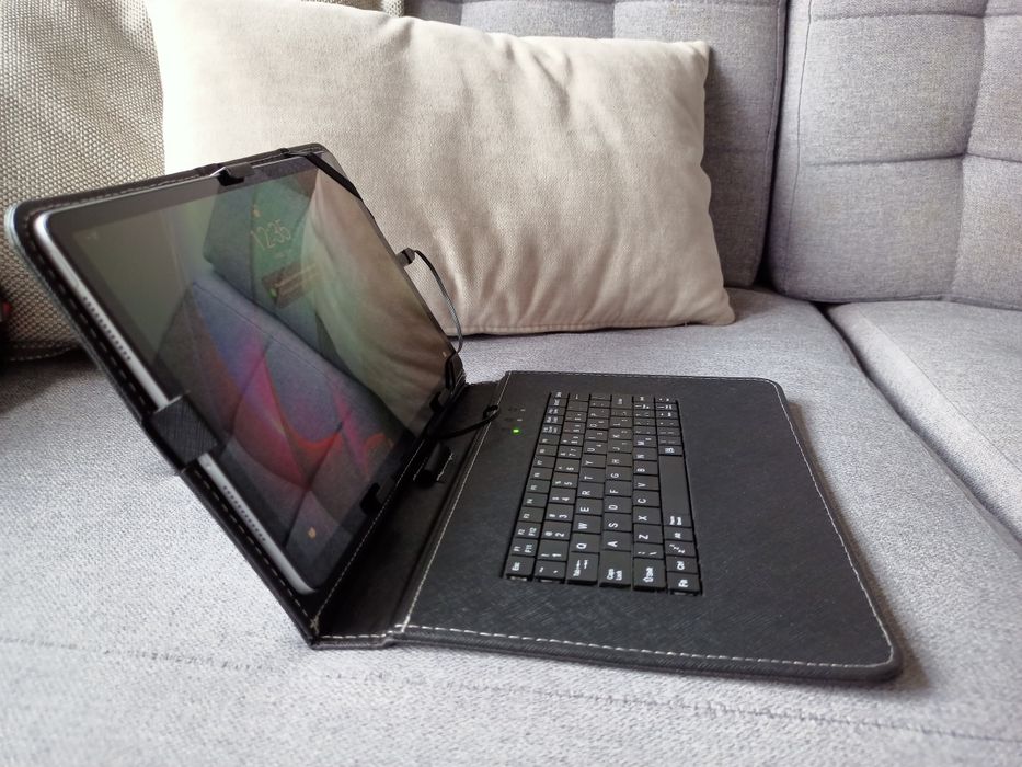 Uniwersalne etui z klawiaturą do tabletu 9,7 - 11 cali