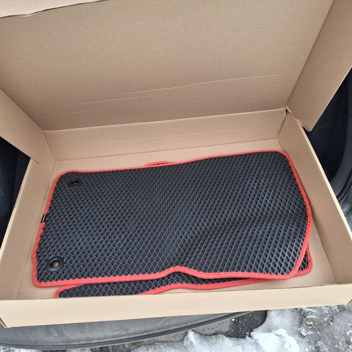 Коврики  в авто нові