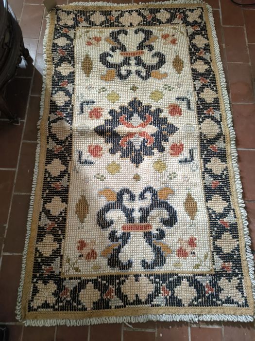 Tapete de Arraiolos Bordado à Mão – 1,20m x 0,70m