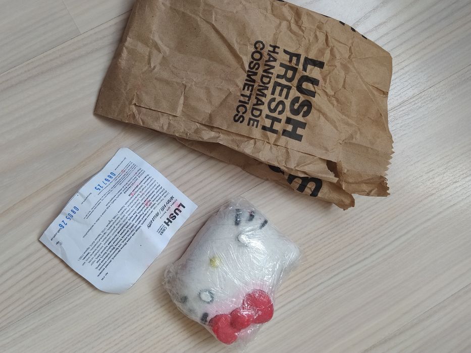 Бомба для ванни «Хелоу Кіті» від Lush