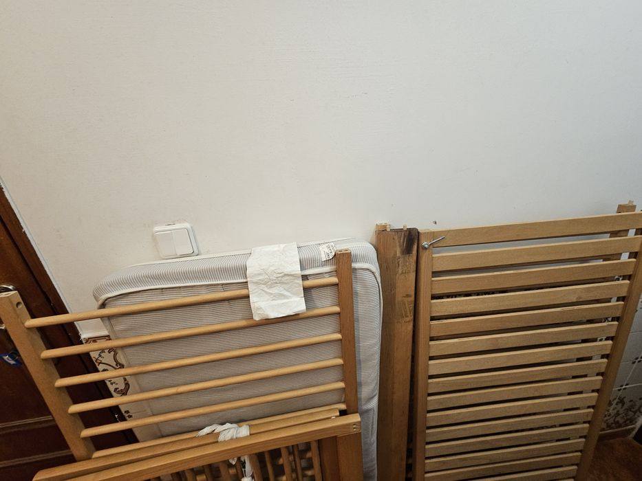 Berço de bebé de madeira e colchão