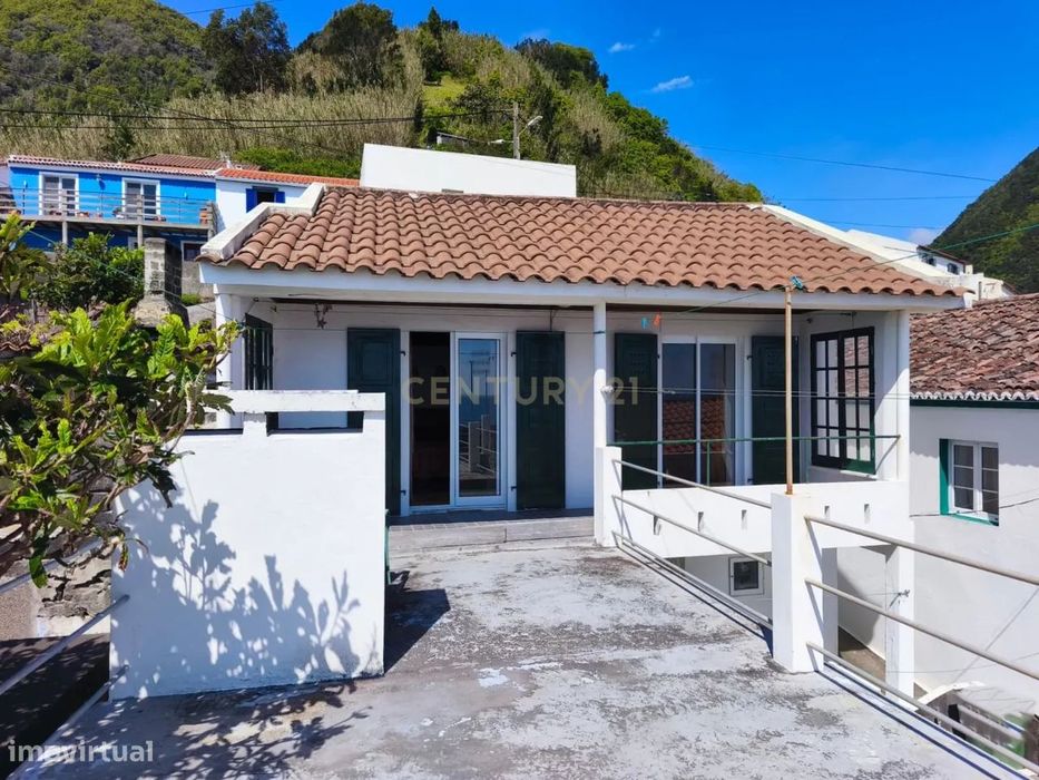 Moradia T3 c/Vista Mar 180º e Garagem - Ribeira Quente