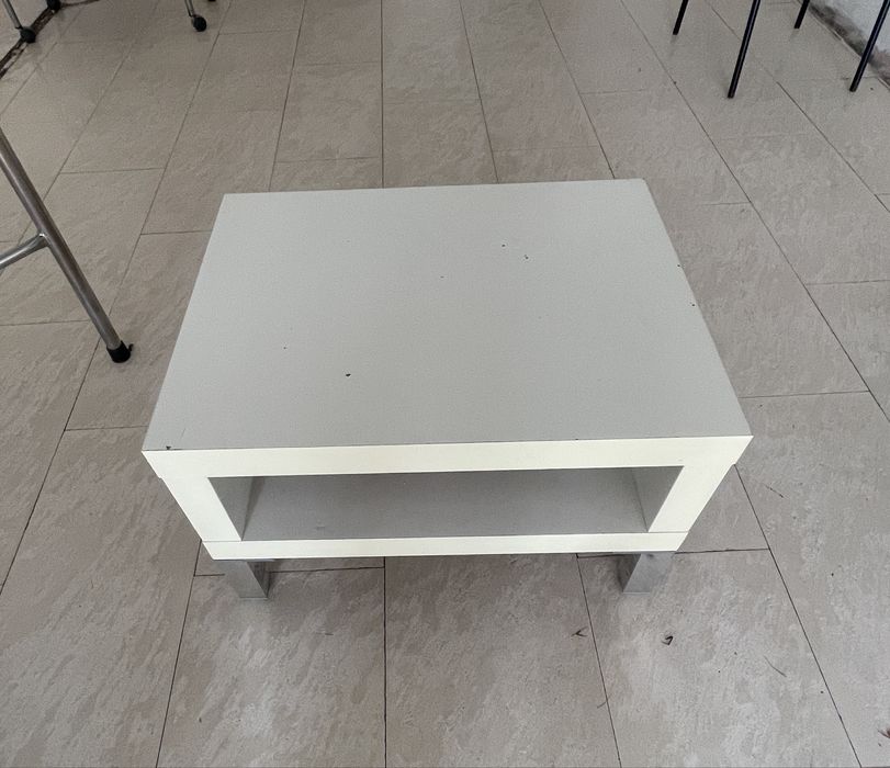 Mesas baixas brancas com pés em metal