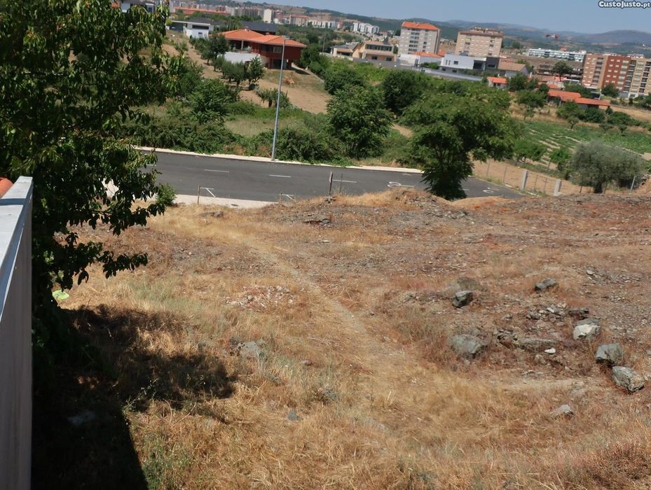 Terreno de 4 frentes para moradia em Bragança