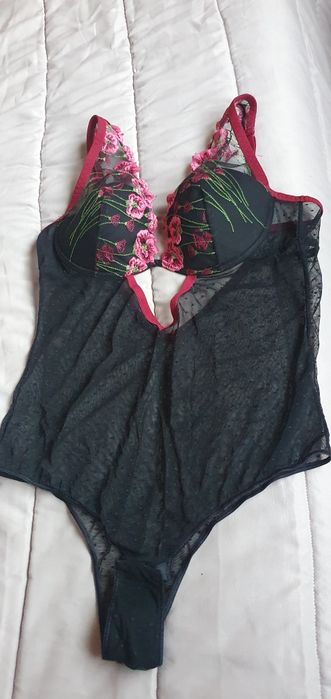 Body lingerie M, muito bonito.
