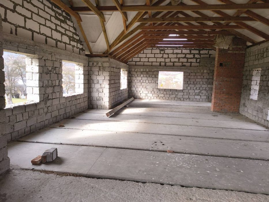 Продається 2-х поверхова забудова під готель в с. Солочин