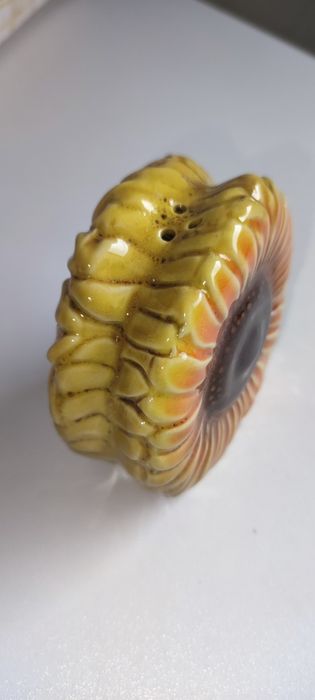 Sunflower-shaped salt or pepper shaker64730005192322121