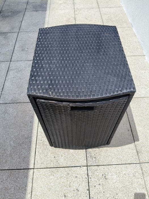 Mesas + 2 cadeiras com almofadas