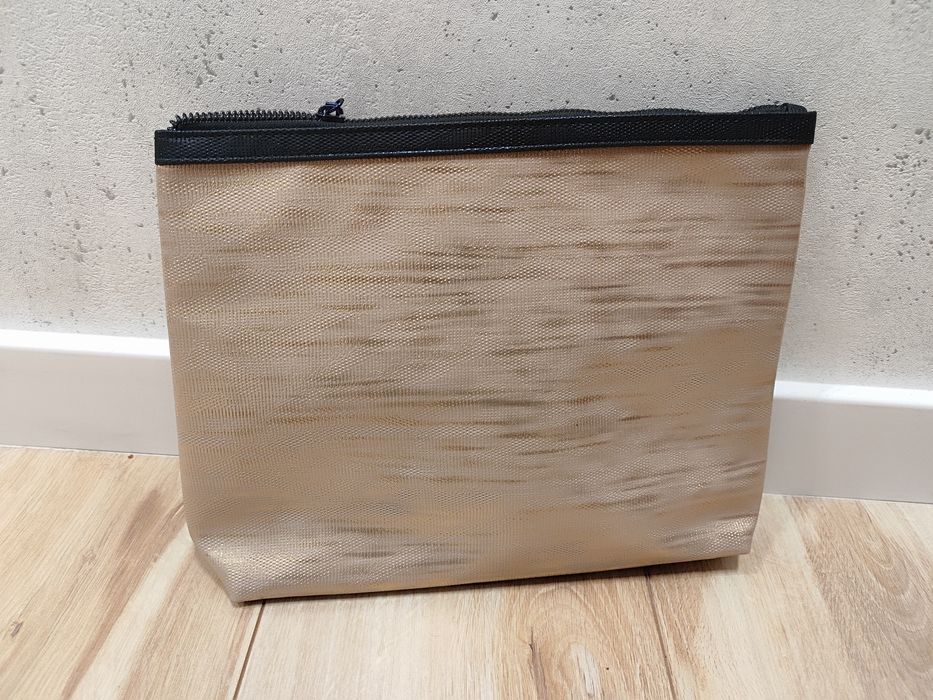 Косметичка золотого кольору Lancome