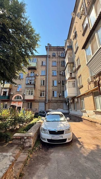 В продажі 2 кімнатна квартира в Центрі,  Сталінка