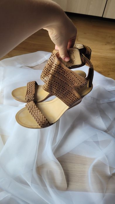 Sandałki na koturnie