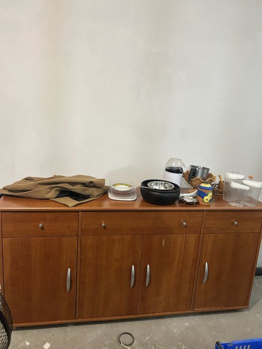 Movel em madeira com portas e gavetas