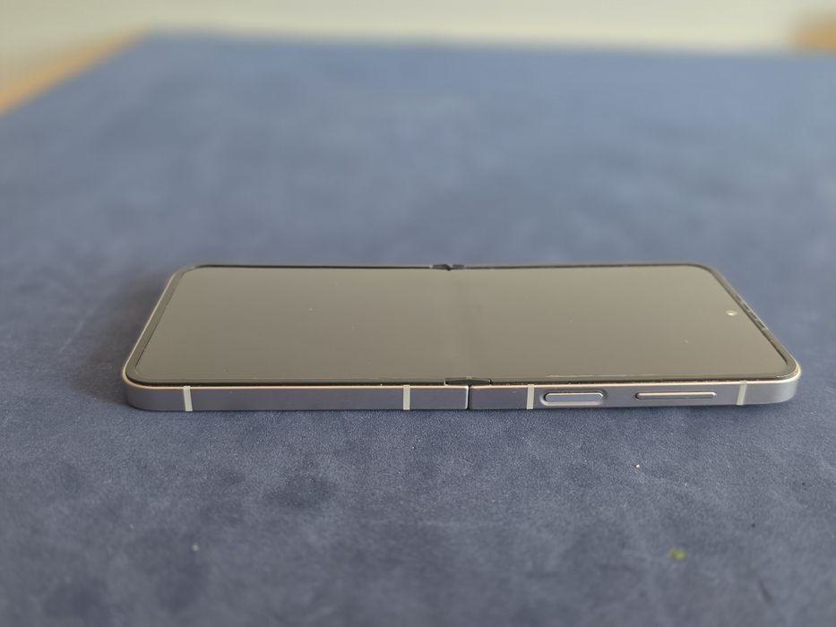 Samsung Galaxy Z Flip6 512GB Silver Shadow – Impecável