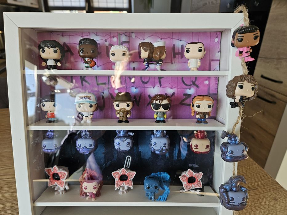 Półka z figurkami  Stranger Things
