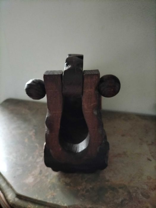 Suporte em madeira para garrafas