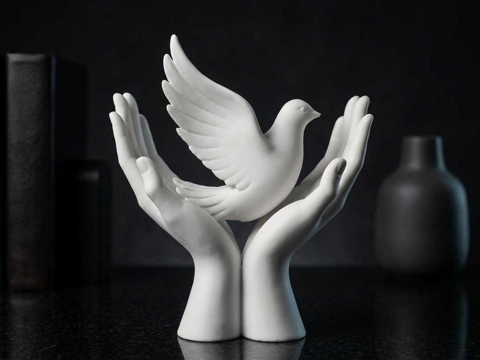 Figurka Gołąb w Dłoniach Rzeźba Symbol Pokoju Prezent Chrzest Komunia Ślub